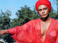 Лаура Гемсер

Laura Gemser